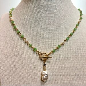 ✨NEW✨ Elegant Green and Gold Necklace with Freshwater Drop Pearl Pendant